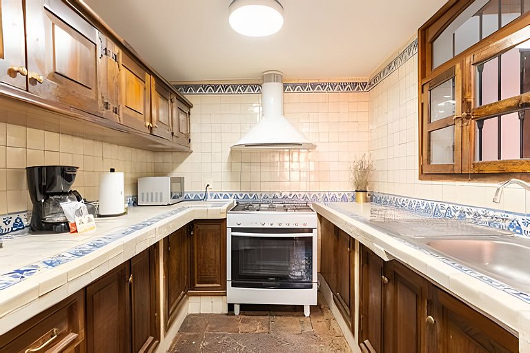 House in the Heart of the Historic Center | 907 + Parking