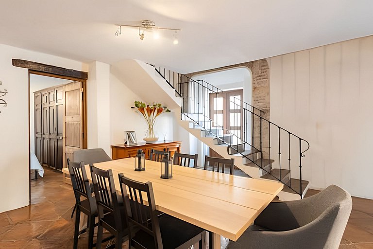 Spacious House in the Heart of the City Center | 4 Bedrooms
