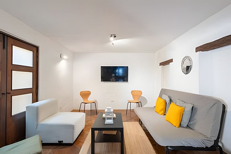 Spacious House in the Heart of the City Center | 4 Bedrooms