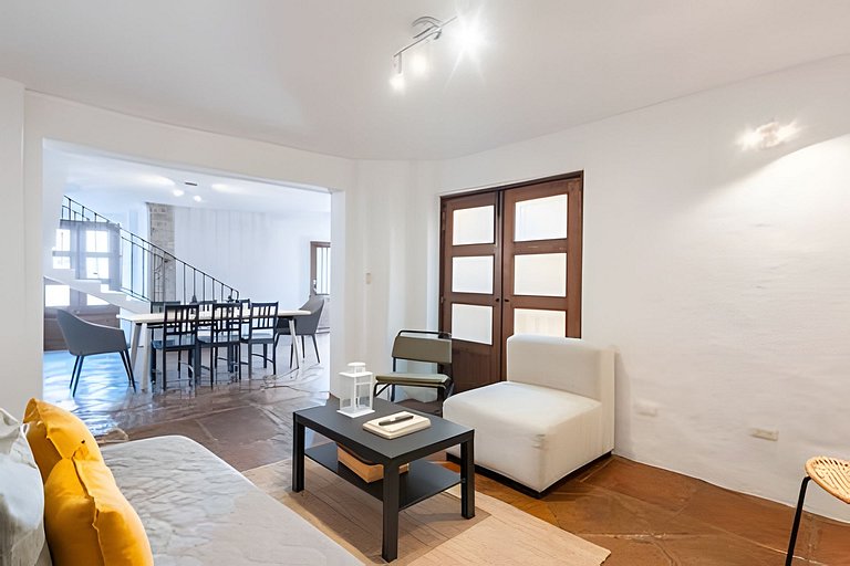 Spacious House in the Heart of the City Center | 4 Bedrooms