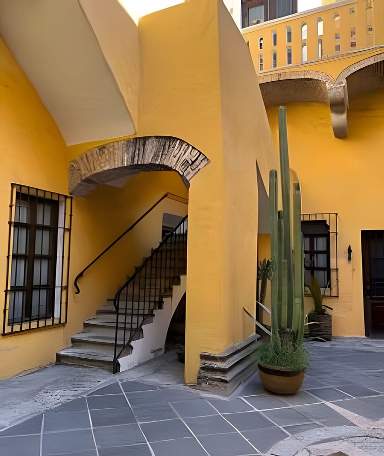 Spacious House in the Heart of the City Center | 4 Bedrooms