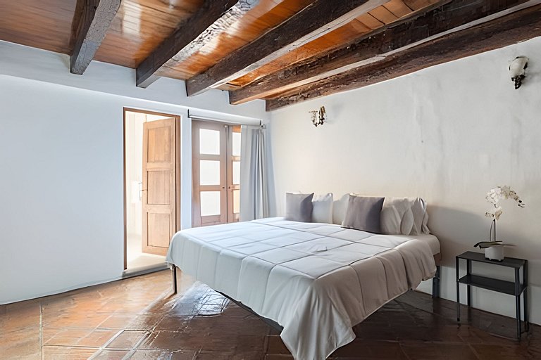 Spacious House in the Heart of the City Center | 4 Bedrooms