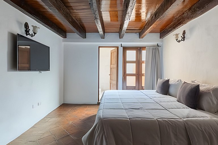 Spacious House in the Heart of the City Center | 4 Bedrooms
