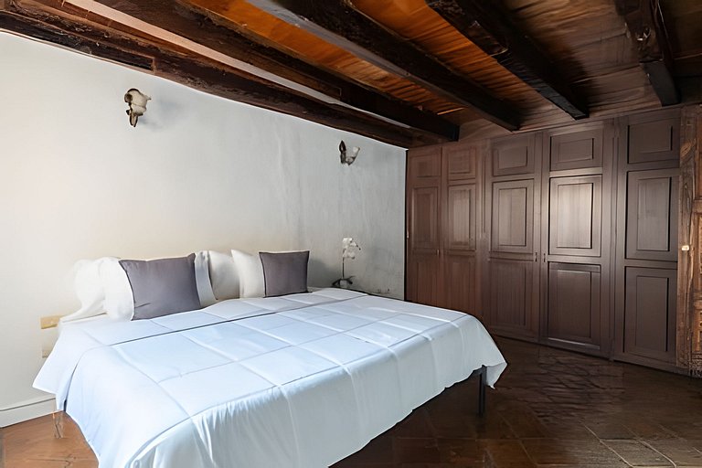 Spacious House in the Heart of the City Center | 4 Bedrooms