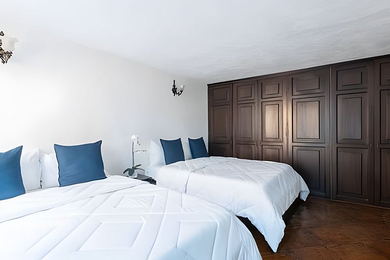 Spacious House in the Heart of the City Center | 4 Bedrooms