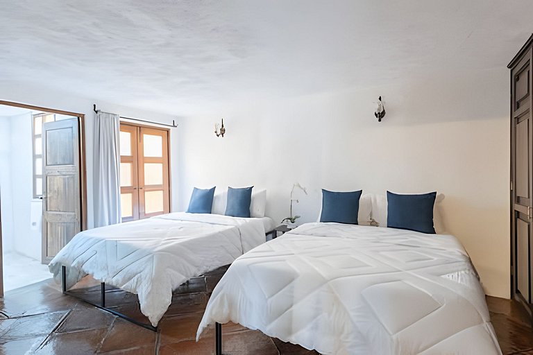 Spacious House in the Heart of the City Center | 4 Bedrooms