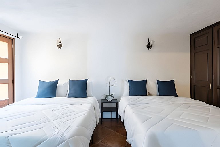 Spacious House in the Heart of the City Center | 4 Bedrooms