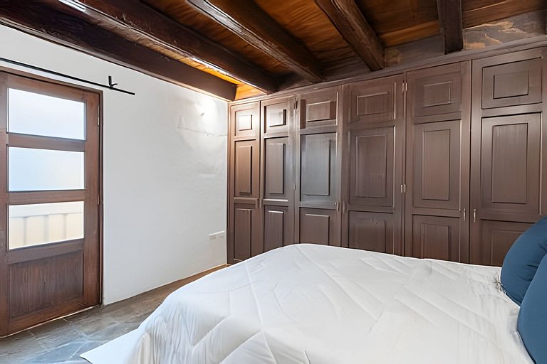 Spacious House in the Heart of the City Center | 4 Bedrooms