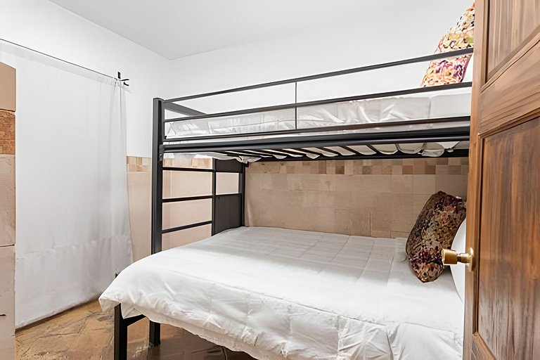 Spacious House in the Heart of the City Center | 4 Bedrooms
