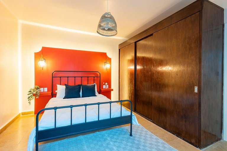 Casa céntrica con 4 habitaciones y estacionamiento