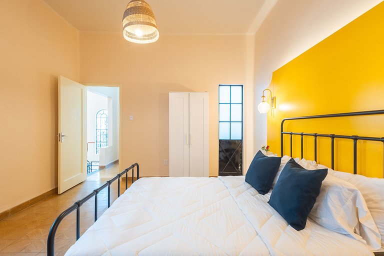 Casa céntrica con 4 habitaciones y estacionamiento