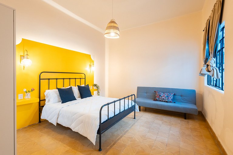 Casa céntrica con 4 habitaciones y estacionamiento