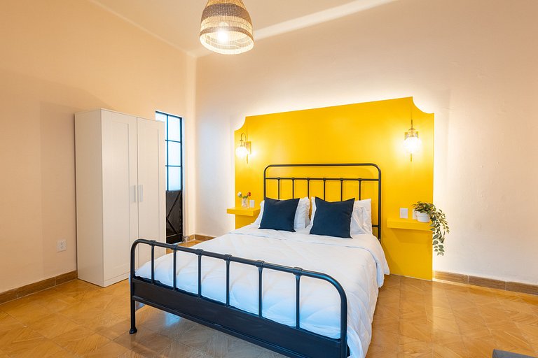 Casa céntrica con 4 habitaciones y estacionamiento