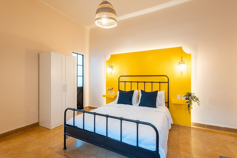 Casa céntrica con 4 habitaciones y estacionamiento