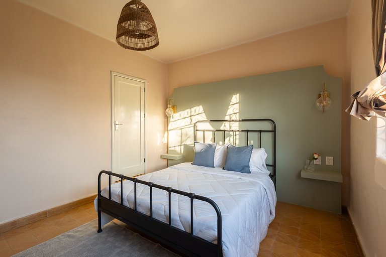 Casa céntrica con 4 habitaciones y estacionamiento