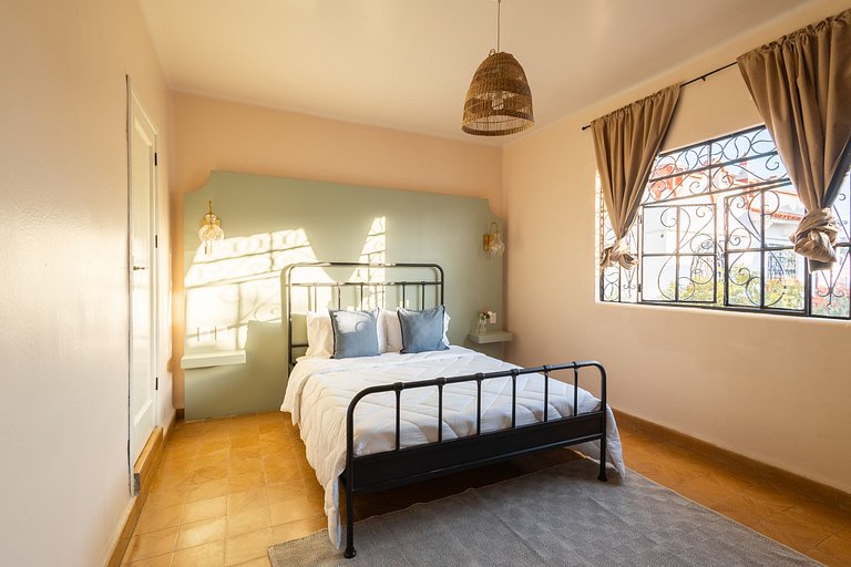 Casa céntrica con 4 habitaciones y estacionamiento