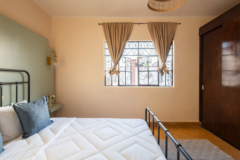 Casa céntrica con 4 habitaciones y estacionamiento