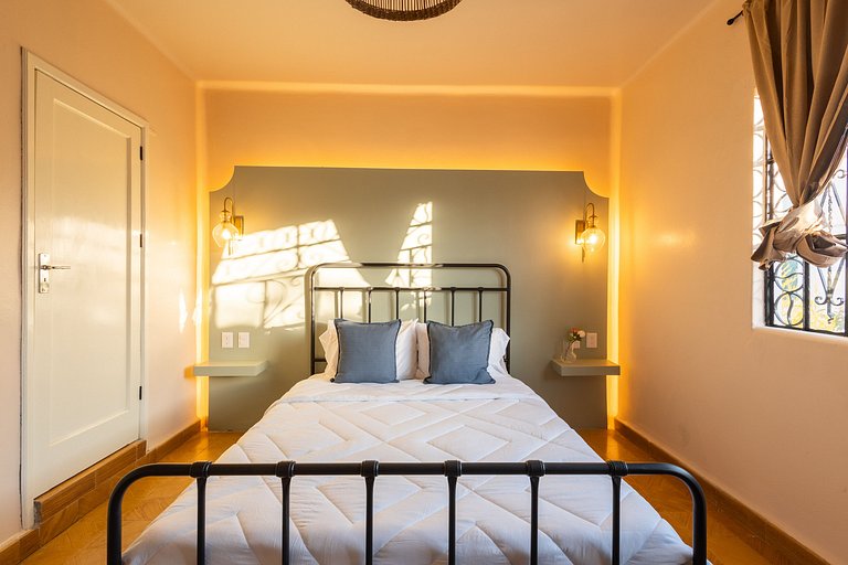 Casa céntrica con 4 habitaciones y estacionamiento