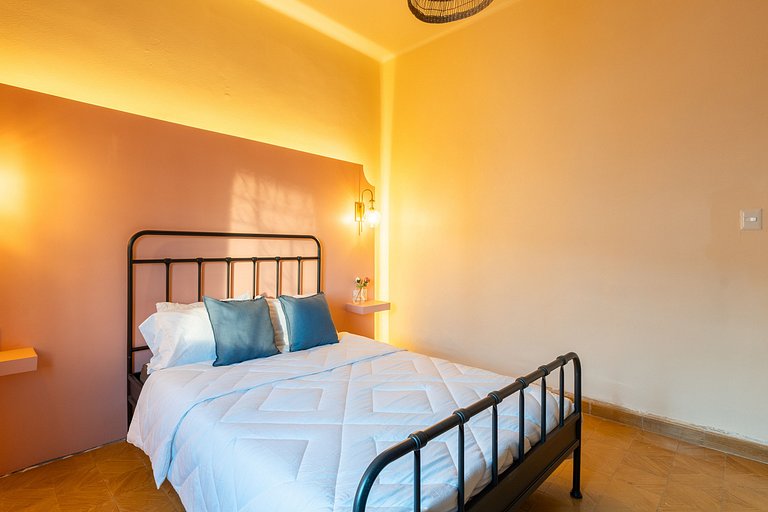 Casa céntrica con 4 habitaciones y estacionamiento