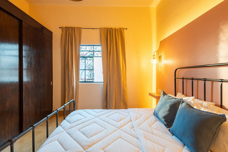 Casa céntrica con 4 habitaciones y estacionamiento