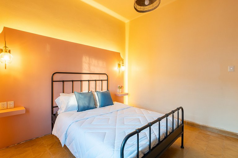 Casa céntrica con 4 habitaciones y estacionamiento