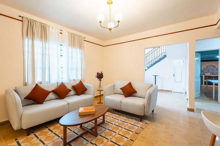 Casa céntrica con 4 habitaciones y estacionamiento