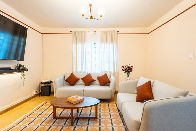 Central House with 4 Bedrooms and Parking