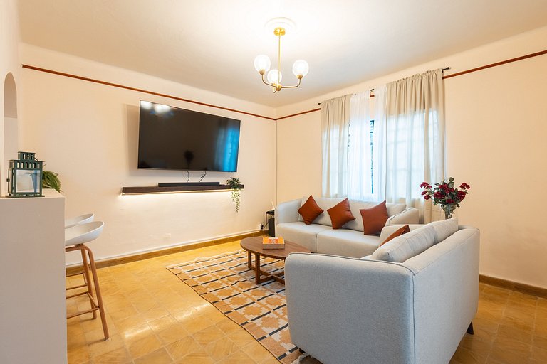 Central House with 4 Bedrooms and Parking