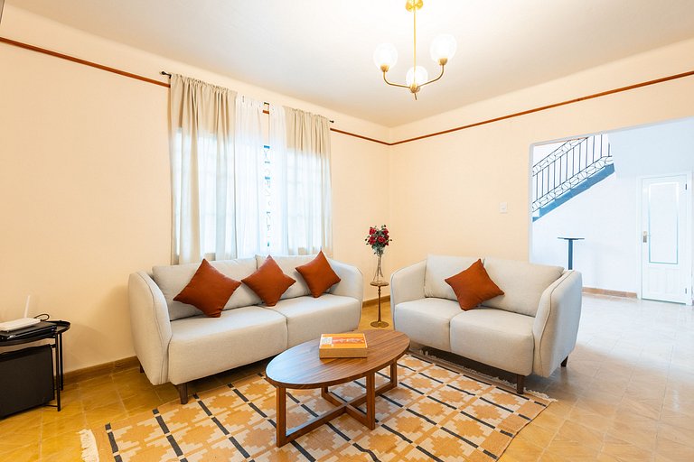 Central House with 4 Bedrooms and Parking