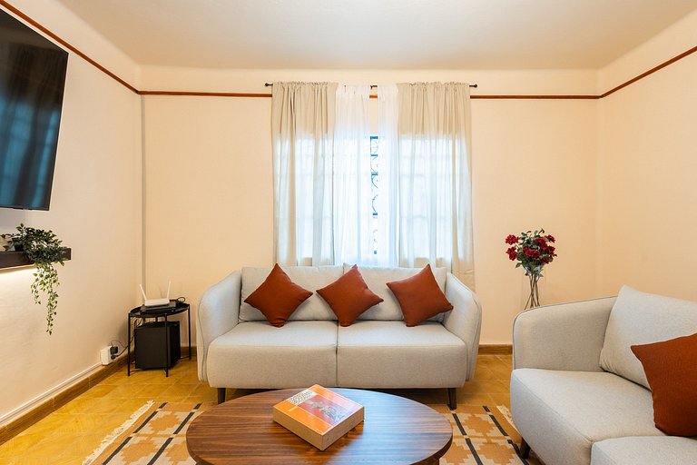 Casa céntrica con 4 habitaciones y estacionamiento