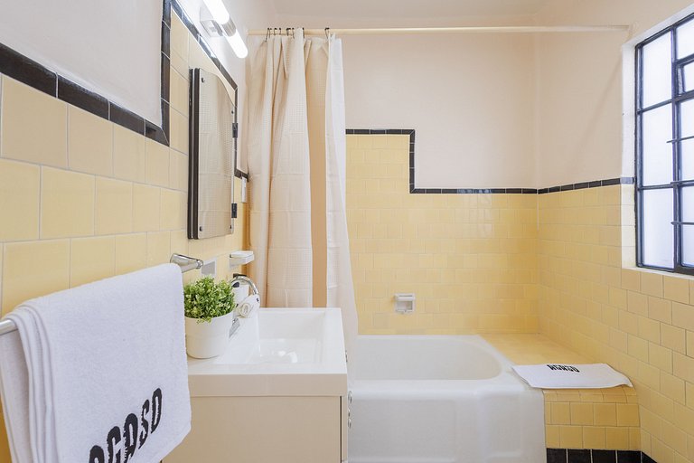 Casa céntrica con 4 habitaciones y estacionamiento