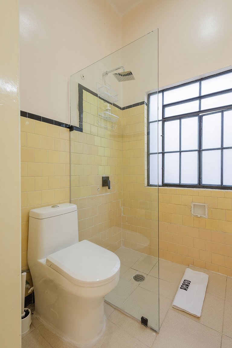 Casa céntrica con 4 habitaciones y estacionamiento