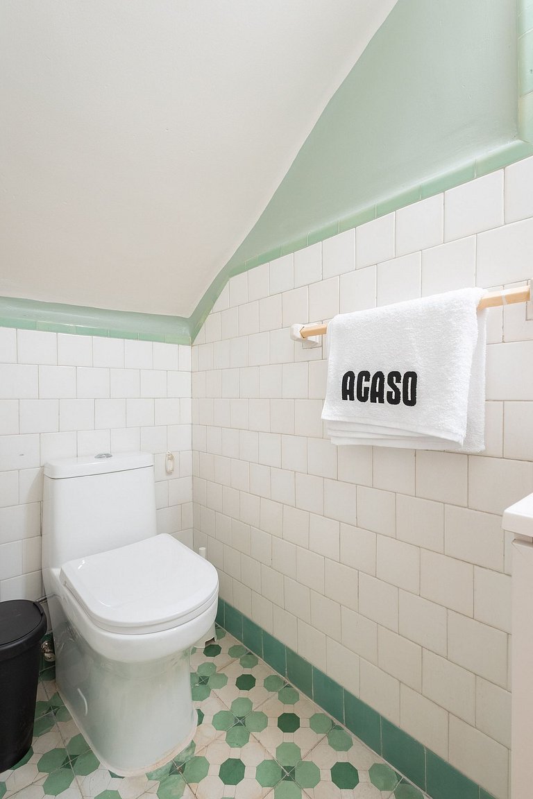 Casa céntrica con 4 habitaciones y estacionamiento