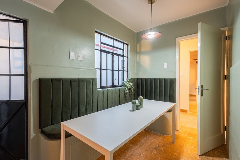 Casa céntrica con 4 habitaciones y estacionamiento