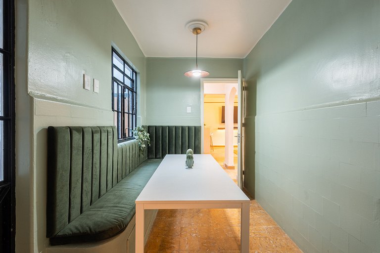 Casa céntrica con 4 habitaciones y estacionamiento