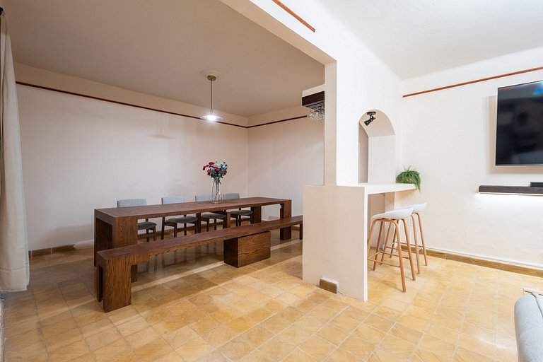 Casa céntrica con 4 habitaciones y estacionamiento