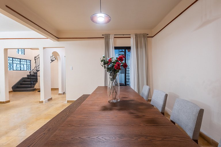 Casa céntrica con 4 habitaciones y estacionamiento