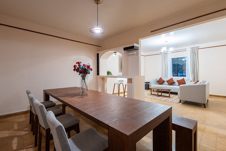 Casa céntrica con 4 habitaciones y estacionamiento