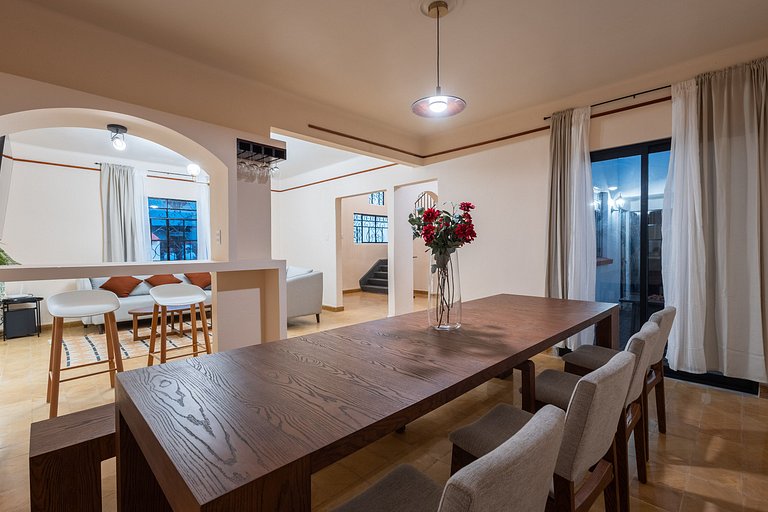 Casa céntrica con 4 habitaciones y estacionamiento