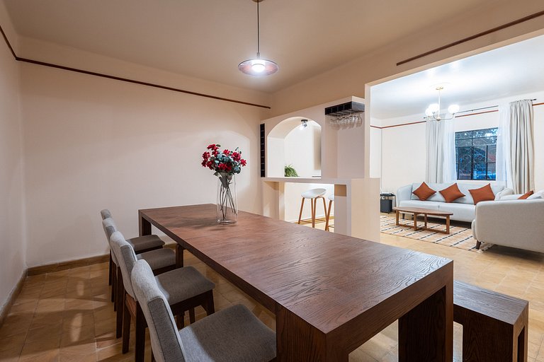 Casa céntrica con 4 habitaciones y estacionamiento