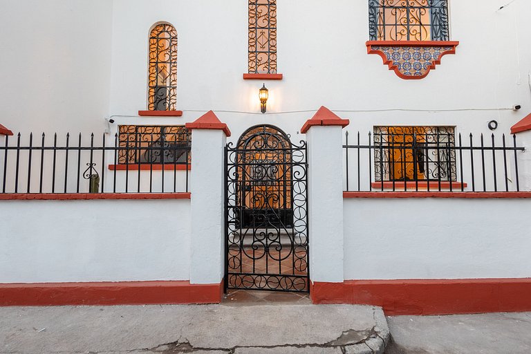 Casa céntrica con 4 habitaciones y estacionamiento