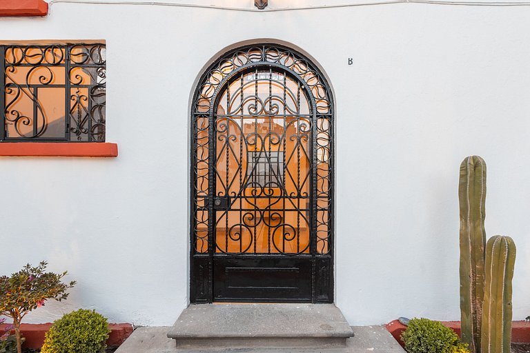 Casa céntrica con 4 habitaciones y estacionamiento