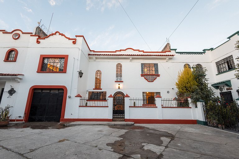 Casa céntrica con 4 habitaciones y estacionamiento