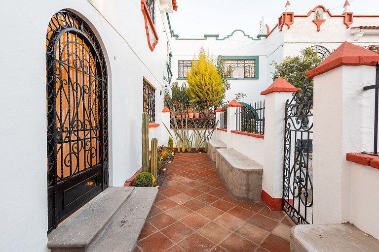 Casa céntrica con 4 habitaciones y estacionamiento