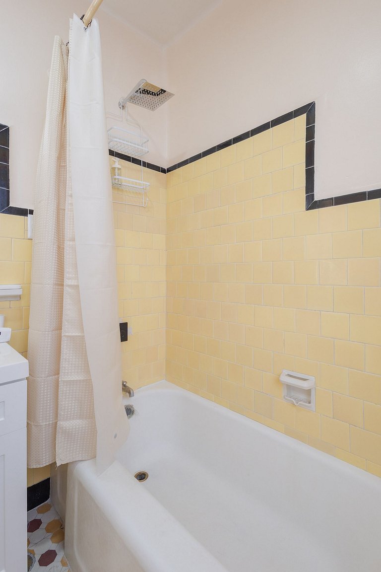 Central House with 4 Bedrooms and Parking