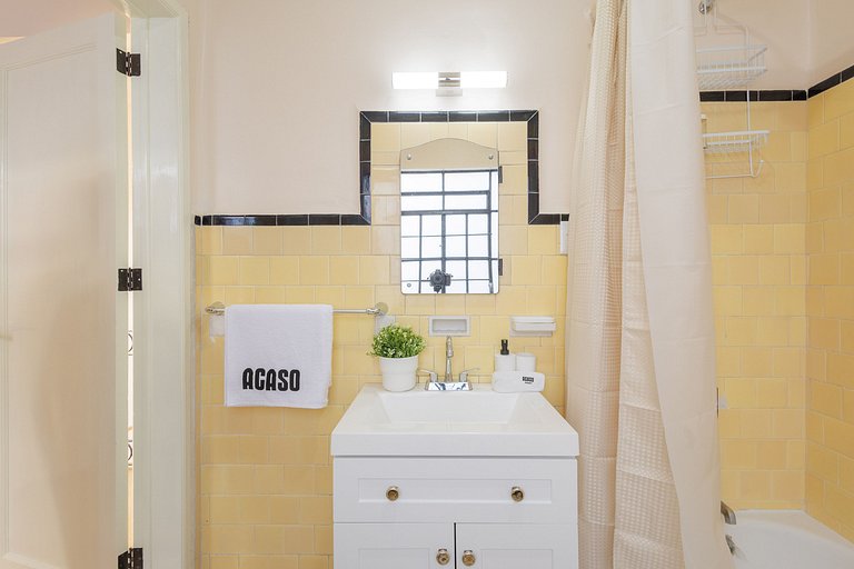 Central House with 4 Bedrooms and Parking