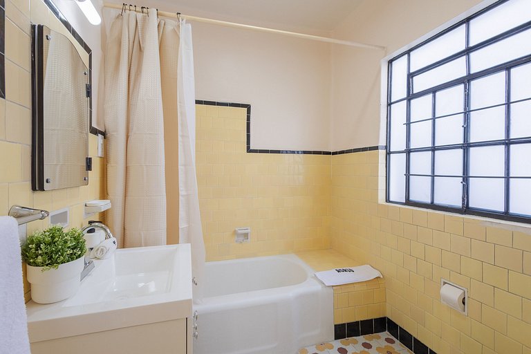 Central House with 4 Bedrooms and Parking