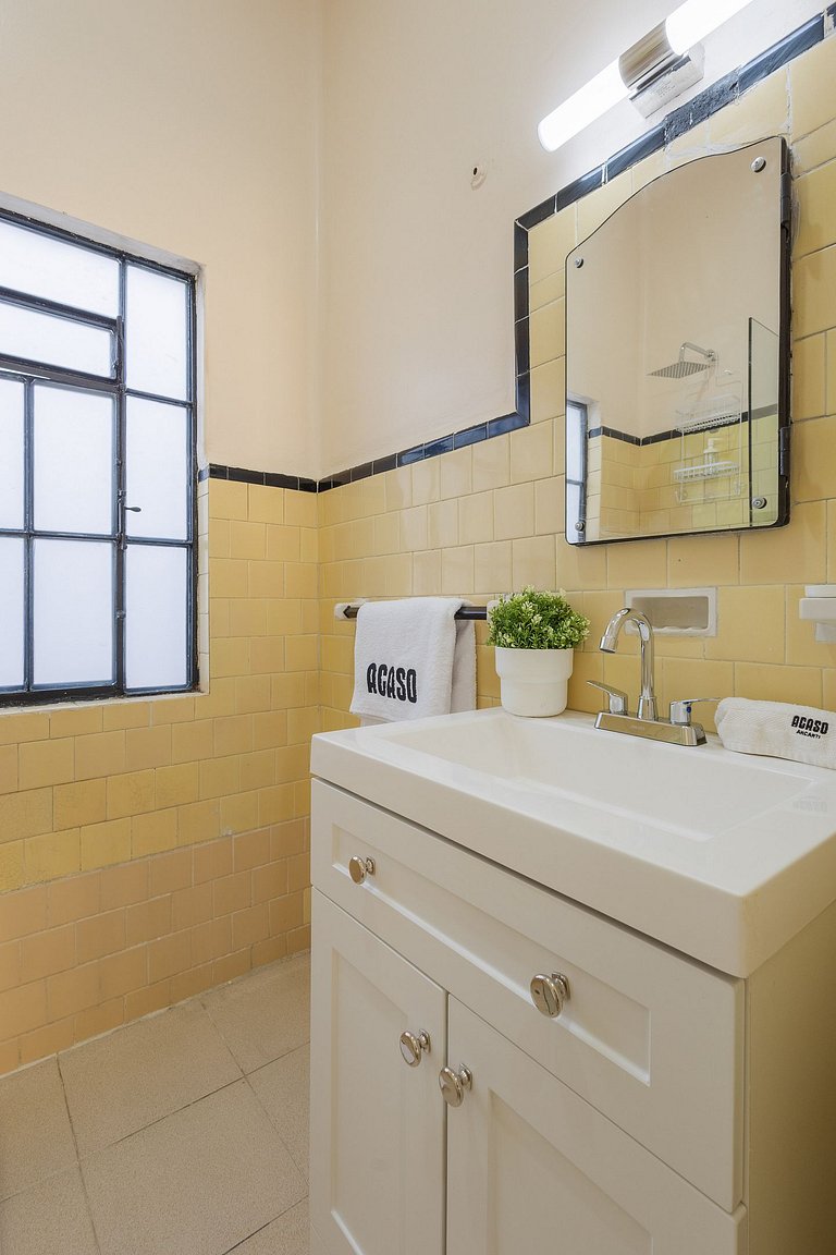 Casa céntrica con 4 habitaciones y estacionamiento