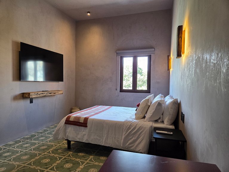 La Arcilla Room | Parking. Laundry Service