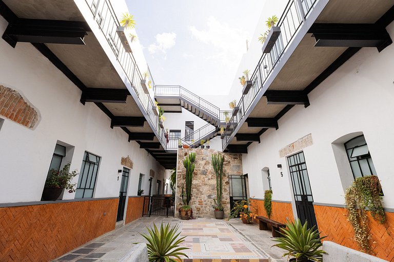 Casona 212 | Style, Connectivity & Parking